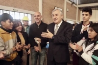 El Gobernador dio subsidio a los carroceros de la ETP N&deg; 1 y computadoras para el centro inform&aacute;tico