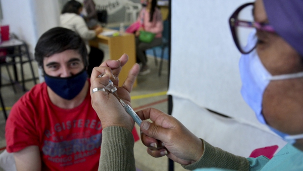 Plazos entre dosis, tiempo de inmunidad y combinaci&oacute;n: preguntas clave de la vacunaci&oacute;n