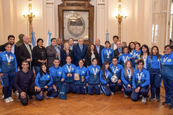 Morales distingui&oacute; a "Las Murci&eacute;lagas", campeonas mundiales de f&uacute;tbol femenino para ciegas