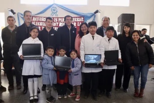 Sadir encabez&oacute; el acto de entrega de laptops a alumnos de Lip&aacute;n del Moreno