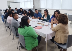 Mesa educativa con autoridades municipales del interior