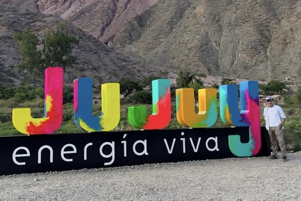 Artista pl&aacute;stico intervino cartel de Jujuy Energ&iacute;a Viva en Purmamarca