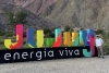 Artista pl&aacute;stico intervino cartel de Jujuy Energ&iacute;a Viva en Purmamarca