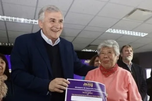 Gerardo Morales entreg&oacute; subsidios a m&aacute;s de 50 centros de jubilados