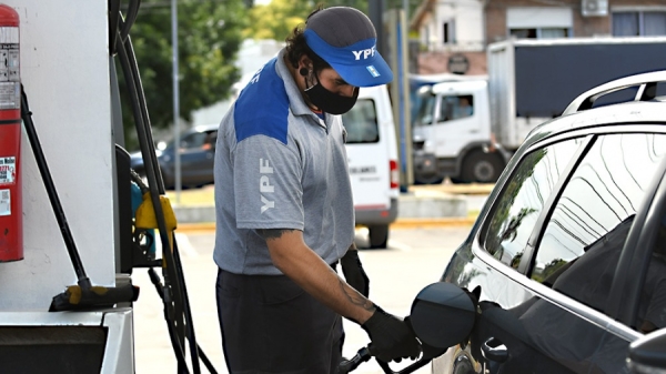 Veh&iacute;culos con patente extranjera s&oacute;lo podr&aacute;n cargar Infinia Diesel a un precio de $240 el litro