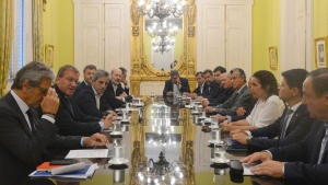 Caputo dijo que la "mitad del d&eacute;ficit est&aacute; en las provincias" y pidi&oacute; apoyo a los empresarios