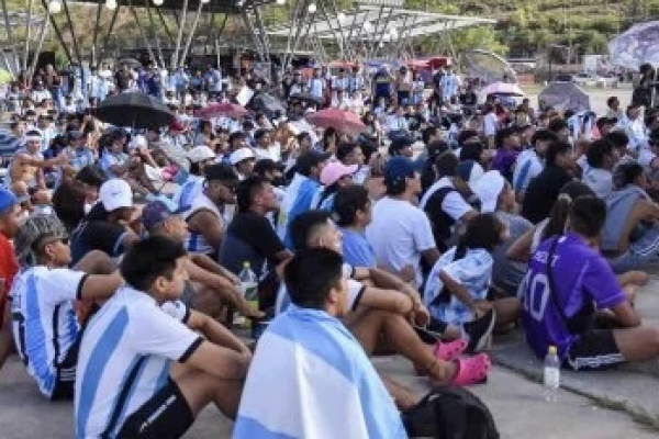 Juje&ntilde;os vivieron el triunfo argentino en la pantalla gigante de Ciudad Cultural