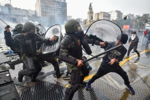 El Gobierno felicit&oacute; a las fuerzas de seguridad que actuaron afuera del Congreso: &ldquo;Intentaron perpetrar un golpe de Estado&rdquo;