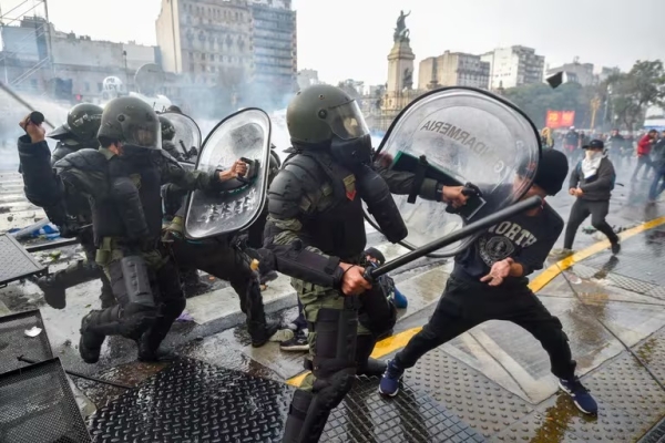 El Gobierno felicit&oacute; a las fuerzas de seguridad que actuaron afuera del Congreso: &ldquo;Intentaron perpetrar un golpe de Estado&rdquo;