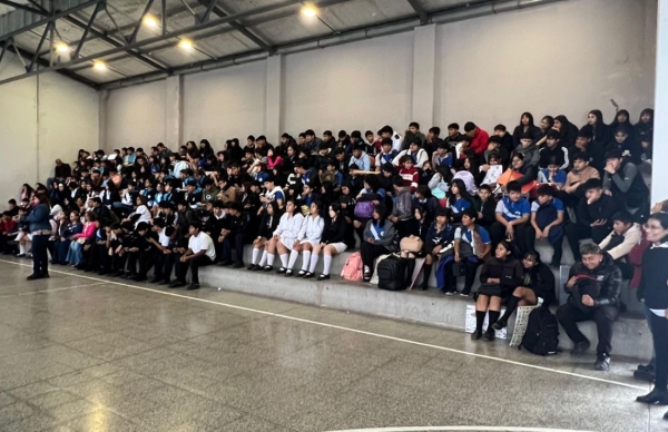 Charla con estudiantes sobre protecci&oacute;n en entornos digitales