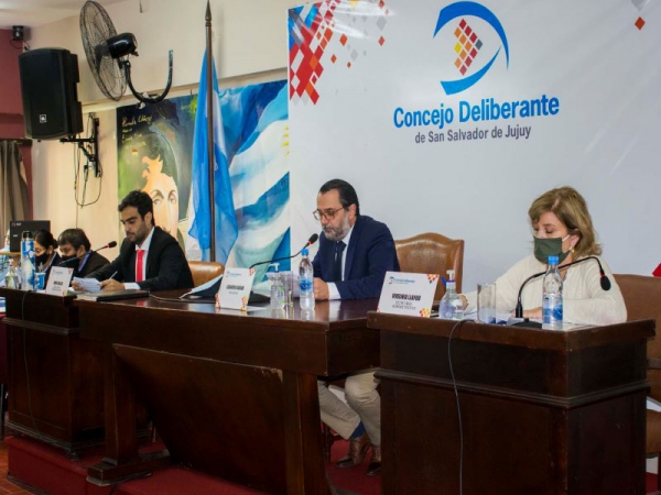 Estacionamiento $30 y $40 y estudian aumentos en el boleto