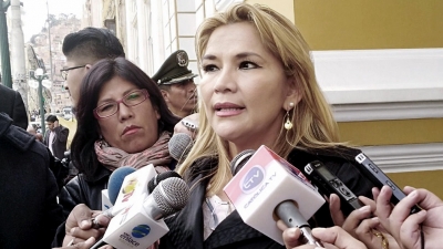 Jeanine A&ntilde;ez se proclam&oacute; presidenta de Bolivia y Evo advirti&oacute; desde M&eacute;xico que la lucha contin&uacute;a
