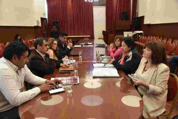 Tratan implementaci&oacute;n de ley de lenguaje de se&ntilde;as