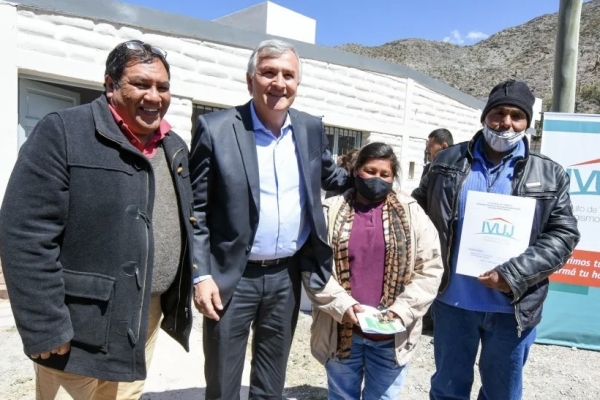 El gobernador Morales entreg&oacute; 10 viviendas en Tumbaya