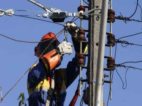 Energ&iacute;a: Prorrogan vencimientos y suspenden cortes