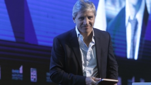 Luis Caputo: &ldquo;Vamos a vender hasta el &uacute;ltimo d&oacute;lar en el techo de la banda&rdquo;