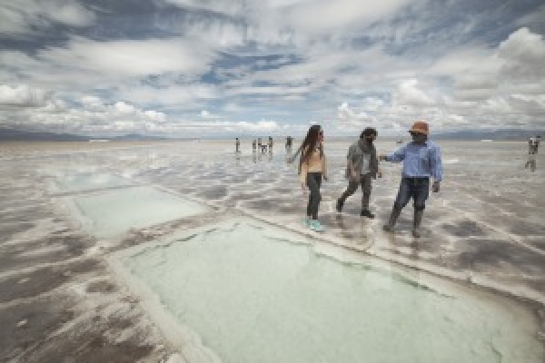 Salinas Grandes, el fascinante desierto de sal que atrae cada vez m&aacute;s a viajeros de todo el mundo