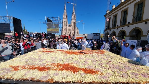Cocinaron la milanesa a la napolitana "m&aacute;s grande del mundo" en Luj&aacute;n