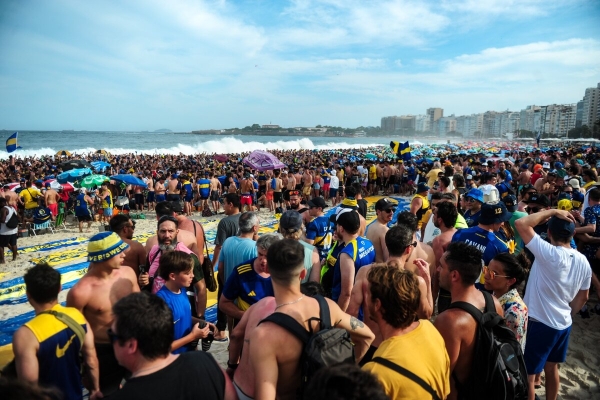 El banderazo de los hinchas de Boca en Copacabana fue un &eacute;xito