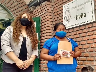 Entrega de semillas a emprendedores agr&iacute;colas