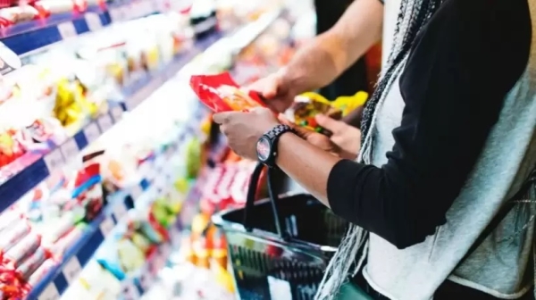 El 42% de los residentes fuera del AMBA eligen el efectivo como principal medio de pago en supermercados