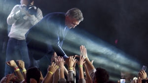 Macri moviliza 400 micros a Dolores para que lo banquen en la indagatoria