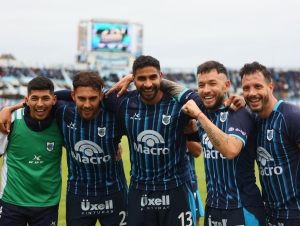 Gimnasia goleó al “Torito” y trepó a la punta