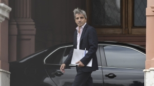 Milei echo a Ferraro y transfiri&oacute; todo su ministerio a Caputo que queda como superministro