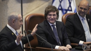 Ordenan reforzar la seguridad en las embajadas ante el alineamiento de Milei con Israel