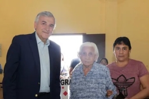 Morales entreg&oacute; escrituras e inaugur&oacute; obra de pavimento en Puesto Viejo