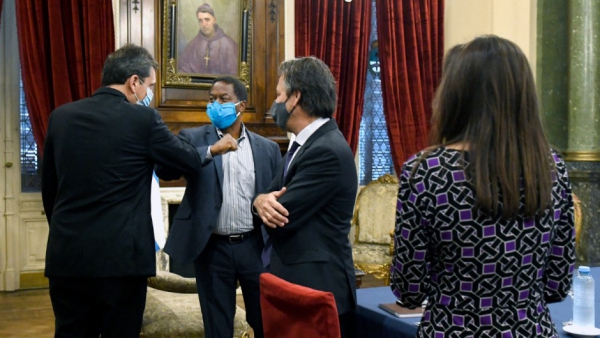 El jefe de la misi&oacute;n del FMI dio positivo y a&iacute;slan a Massa, Guzm&aacute;n y pesce