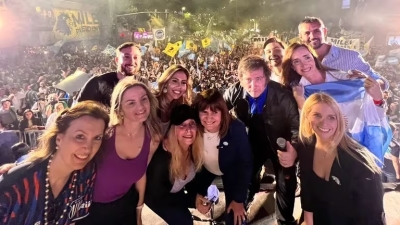 Javier Milei cerr&oacute; su campa&ntilde;a ante una multitud en C&oacute;rdoba: &ldquo;Este domingo comienza el camino de la reconstrucci&oacute;n&rdquo;