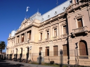 En Jujuy funcionarios y empleados p&uacute;blicos no podr&aacute;n superar los $100 mil pesos de salario