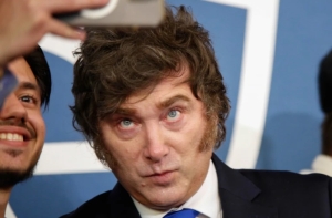 Milei se derrumba en las encuestas por el caso Adorni y la crisis econ&oacute;mica