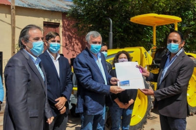 Morales entreg&oacute; en Tres Cruces maquinaria para la producci&oacute;n agr&iacute;cola