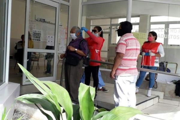 Vecinos solidarios confeccionan barbijos