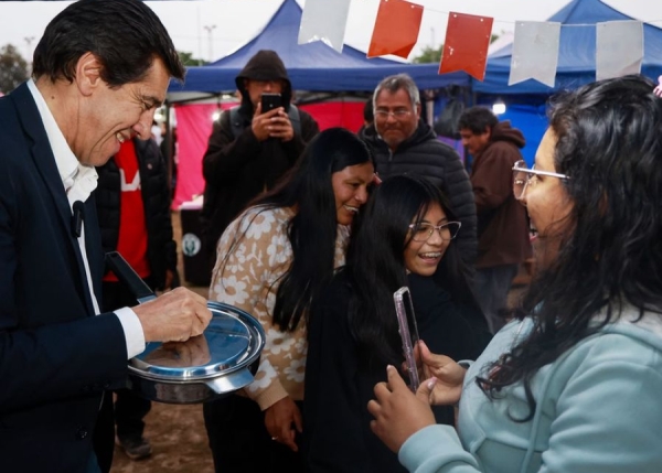 El gobernador recorri&oacute; la Expo "Sabores de Mi Tierra" y apoy&oacute; su reconocimiento nacional