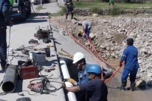 Agua Potable de Jujuy repar&oacute; colector cloacal sobre bad&eacute;n de avenida Almirante Brown