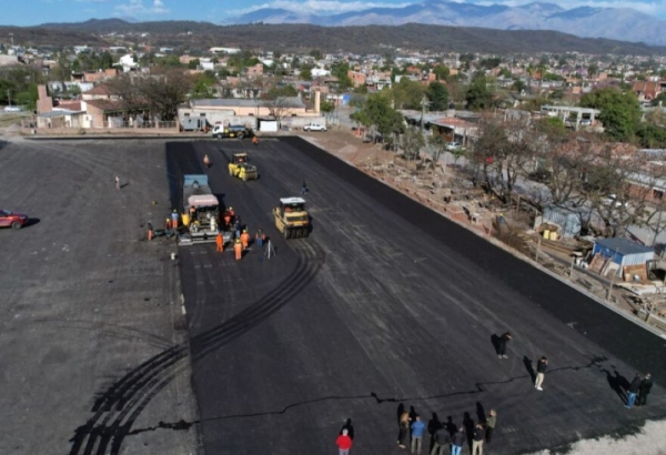 Parque Alberdi. Jorge supervis&oacute; los avances de la cancha de hockey