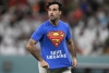 Mundial: Un hincha se meti&oacute; a la cancha con una bandera LGBTIQ+