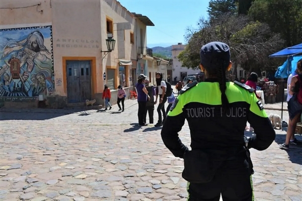 Polic&iacute;a Tur&iacute;stica refuerza presencia por Semana Santa
