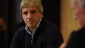 Caputo tiene que juntar USD 4500 millones en dos semanas para cumplir con el FMI