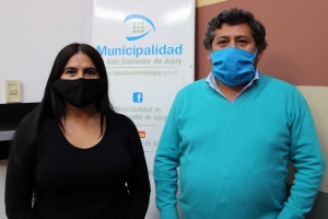 Voluntarios asisten a adultos mayores