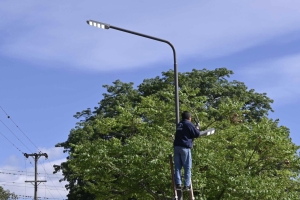 Recambio de luminaria con artefactos con paneles solares en Los Molinos, Reyes y Guerrero