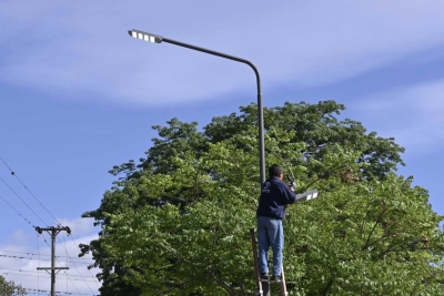 Recambio de luminaria con artefactos con paneles solares en Los Molinos, Reyes y Guerrero