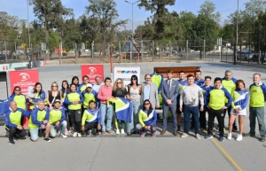 Direcci&oacute;n Deportes. El intendente entreg&oacute; de indumentaria