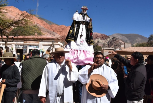 *El vicegobernador acompa&ntilde;&oacute; a la comunidad de Purmamarca en sus fiestas patronales*