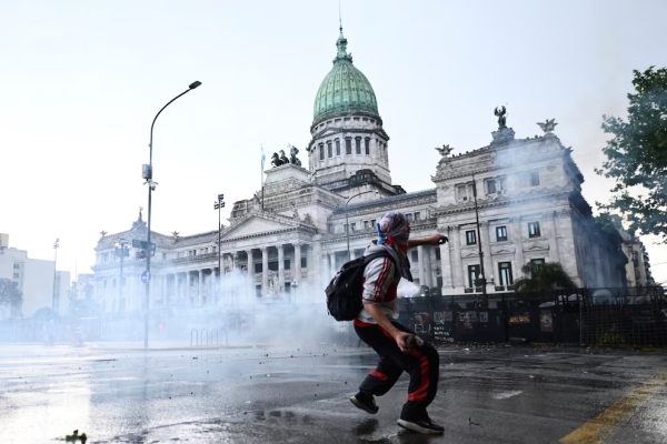 Graves incidentes en el Congreso: tras la fallida sesi&oacute;n, Gendarmer&iacute;a detuvo a 25 manifestantes y desaloj&oacute; la plaza