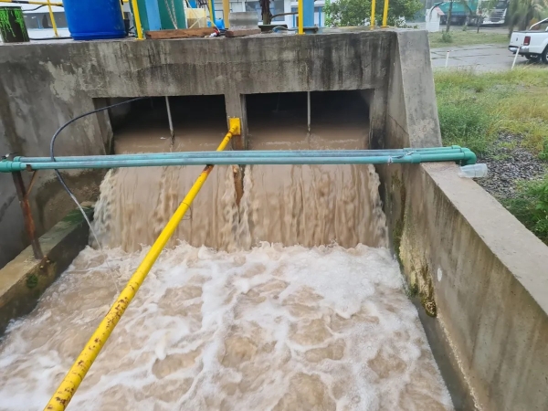 Se restablece paulatinamente el servicio de agua potable en barrios sin suministro