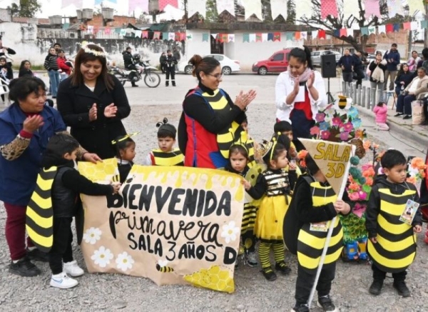 CDI Tiempo de Juego recibi&oacute; la primavera con un desfile de mini carrozas